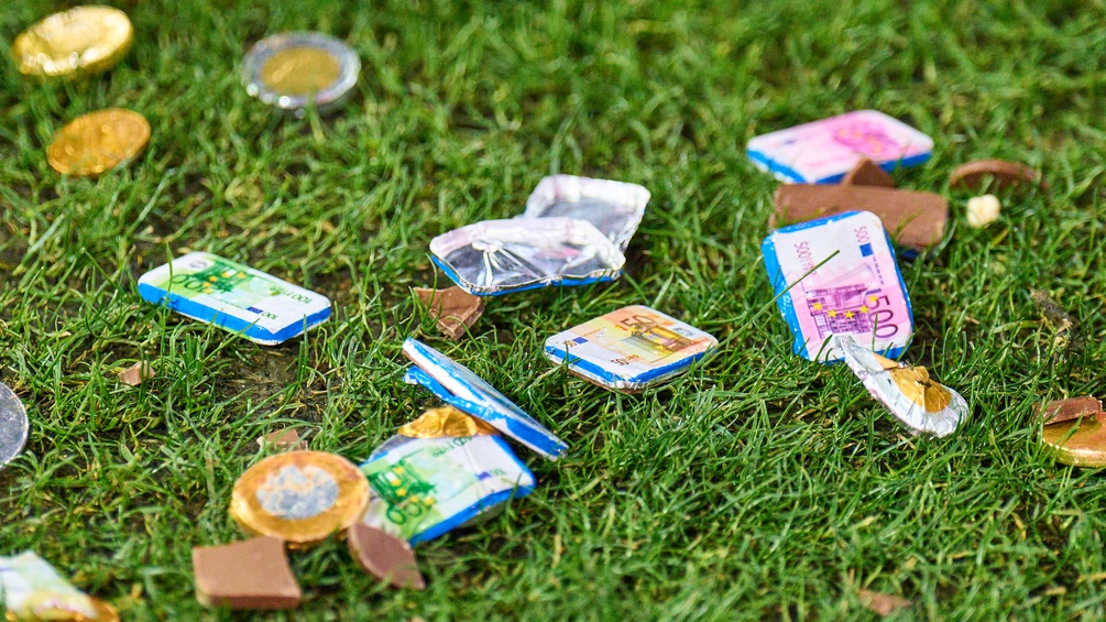 Schokoladen Geld auf einem Rasen