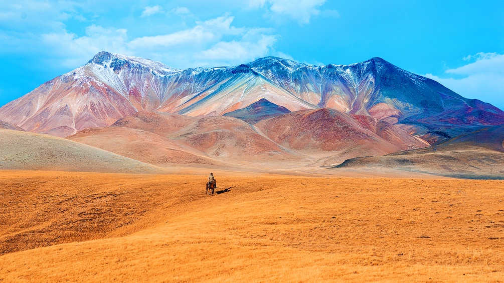 Das Tian-Shan-Gebirge in der Steppe Kasachstans