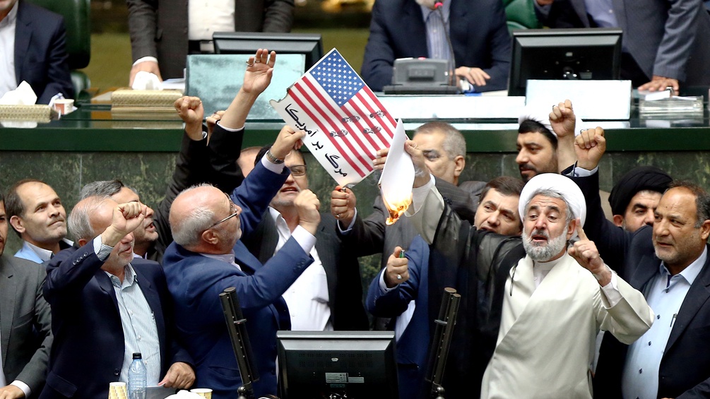 Iranische Poltiker verbrennen US-Flagge aus Papier