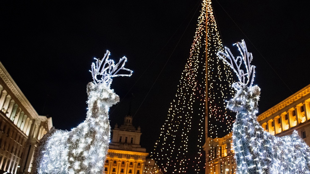 Weihnachtliche Lichtdekoration in Bulgarien