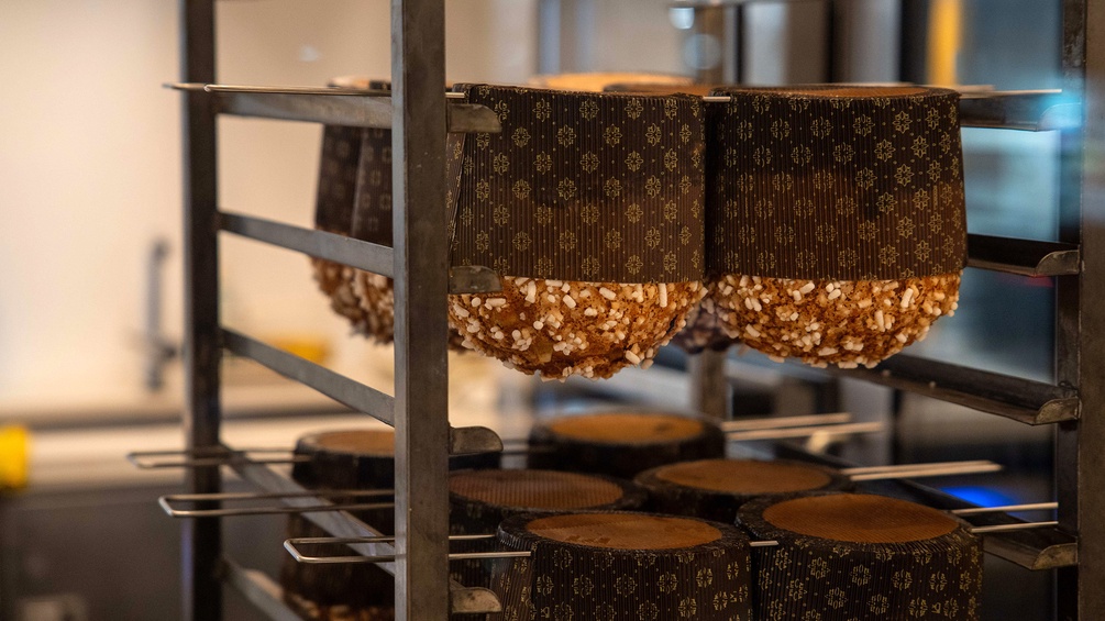 Hängende Panettone in einer Bäckerei