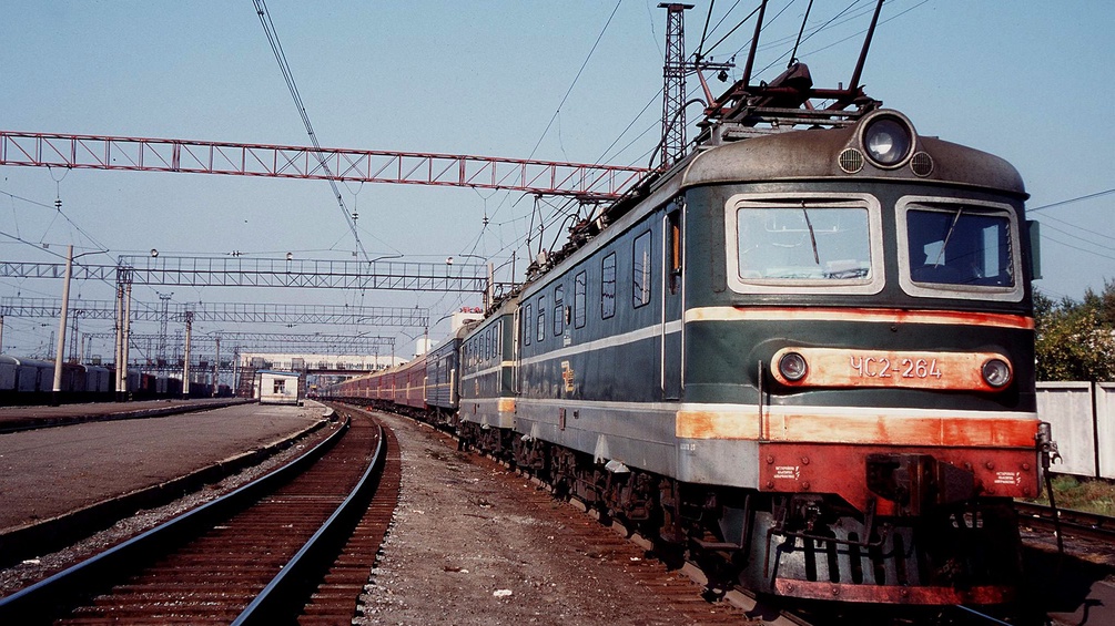 Ein Zug der Transsibirischen Bahn am Bahnhof von Nowosibirsk
