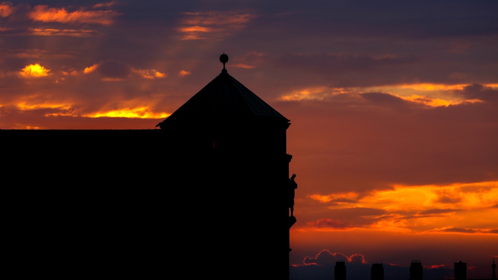 Eine katholische Kirche im Sonnenuntergang