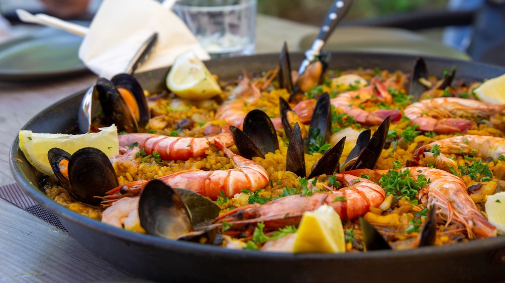 PICTUREDESK.COM/CHROMORANGE/UDO HERRMANN Nahaufnahme einer Paella mit Scampi und anderen Meeresfrüchten