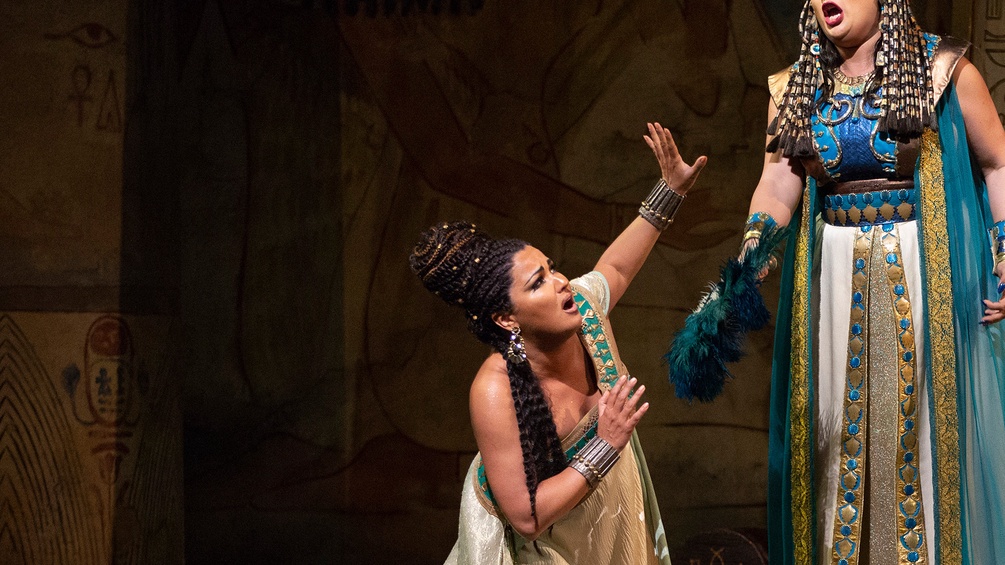 Anna Netrebko als Aida und Anita Rachvelishvili als Amneris in Verdis "Aida."