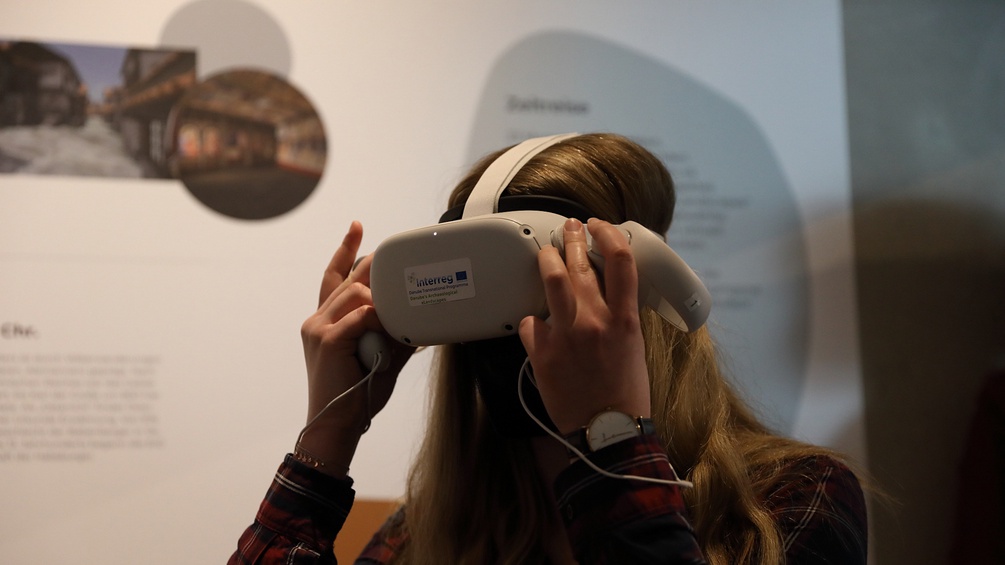 Ein Mädchen mit einem Virtual Reality Headset
