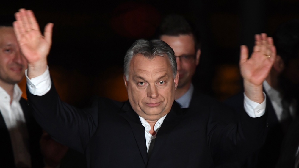 Viktor Orban hebt die Arme um seinen Sieg zu feiern.