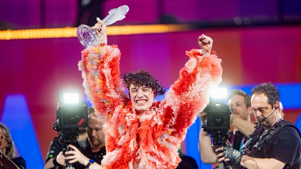 Nemo (Schweiz), beim Finale des Eurovision Song Contest (ESC) in der Malmö Arena in Malmö, Schweden, 11. Mai 2024