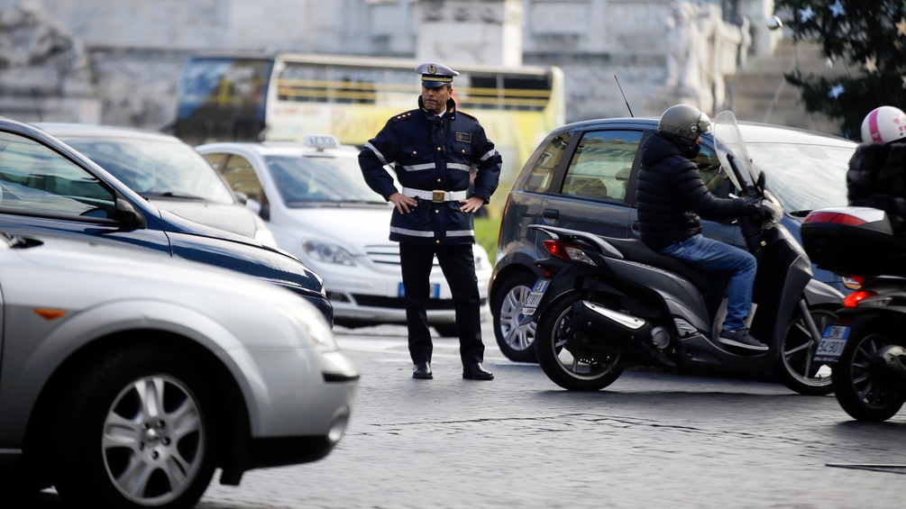 Ein Polizist steht auf einer Strasse in Rom