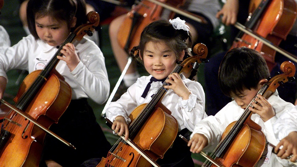 Kinder beim Cellospielen