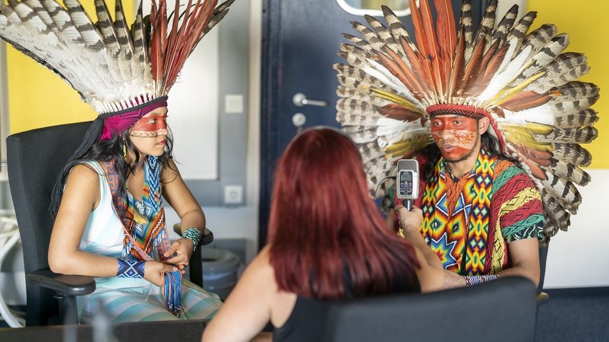 Zwei Indigenensprecher sitzen im Ö1 Studio und sprechen mit Ulla Ebner.