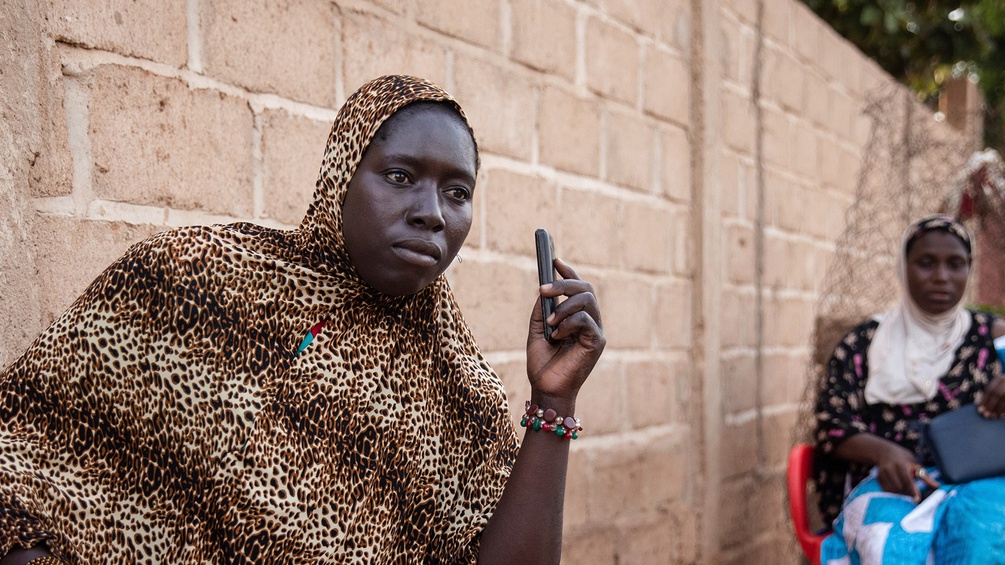 Frau mit Handy in Burkina Faso 