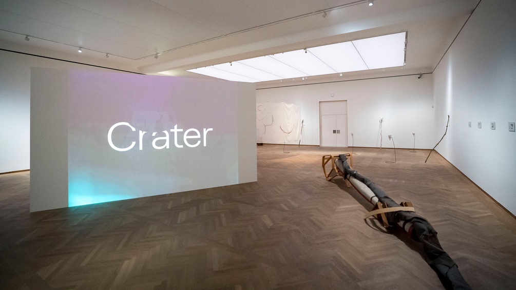 Adina Camhy's "Crater" wird im Ausstellungsraum gezeigt. 