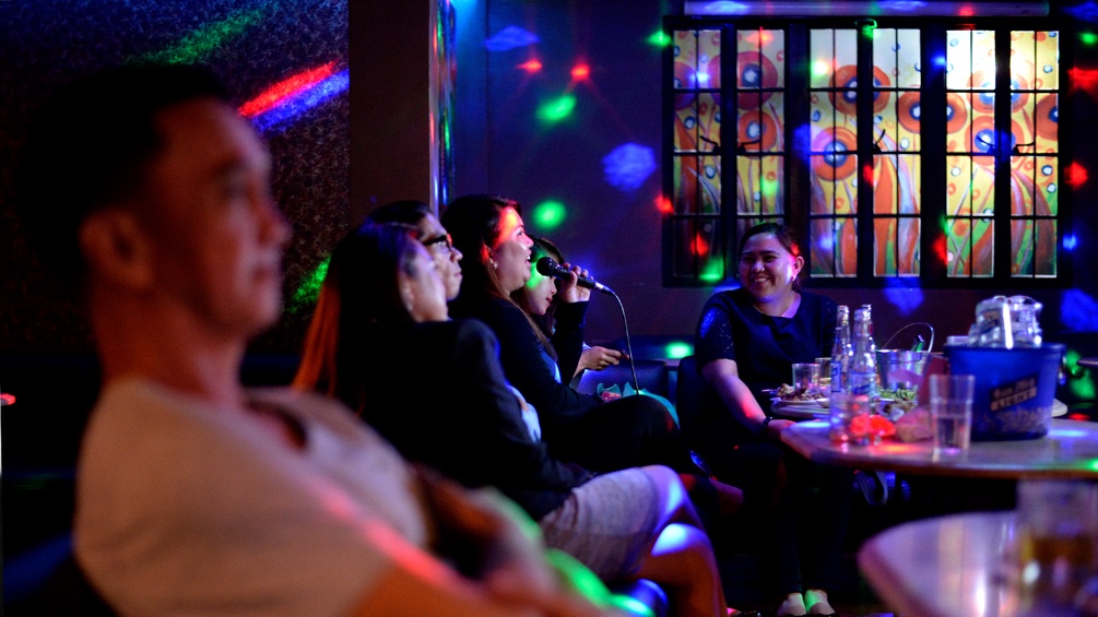 Philippiner beim Karaoke singen in einer Bar