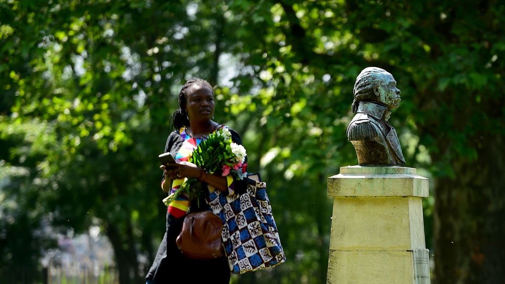 PICTUREDESK.COM/AFP/NICOLAS TUCAT Frau geht neben der Statue von Toussaint Louverture vorbei