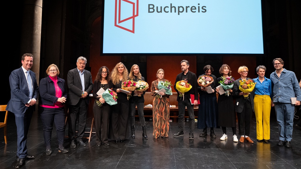 Gruppenfoto mit den preisgekrönten Autoren (Mitte), Frieda Paris (Debütpreis) und Reinhard Kaiser-Mühlecker (Österreichischer Buchpreis 2024).