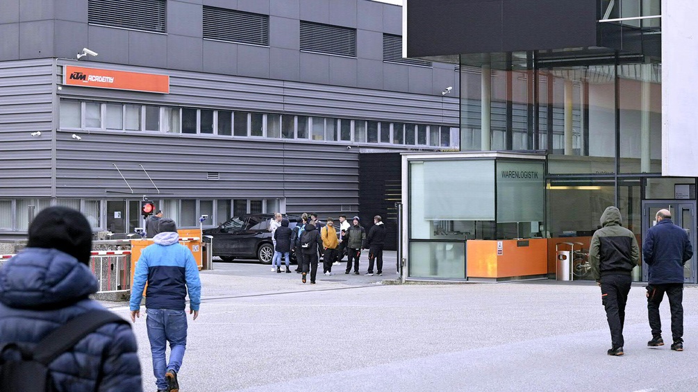 Arbeiter betreten das KTM-Industrie-Gelände.