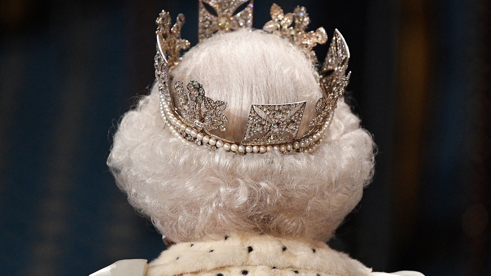 Queen Elizabeth II trägt ihre Krone.