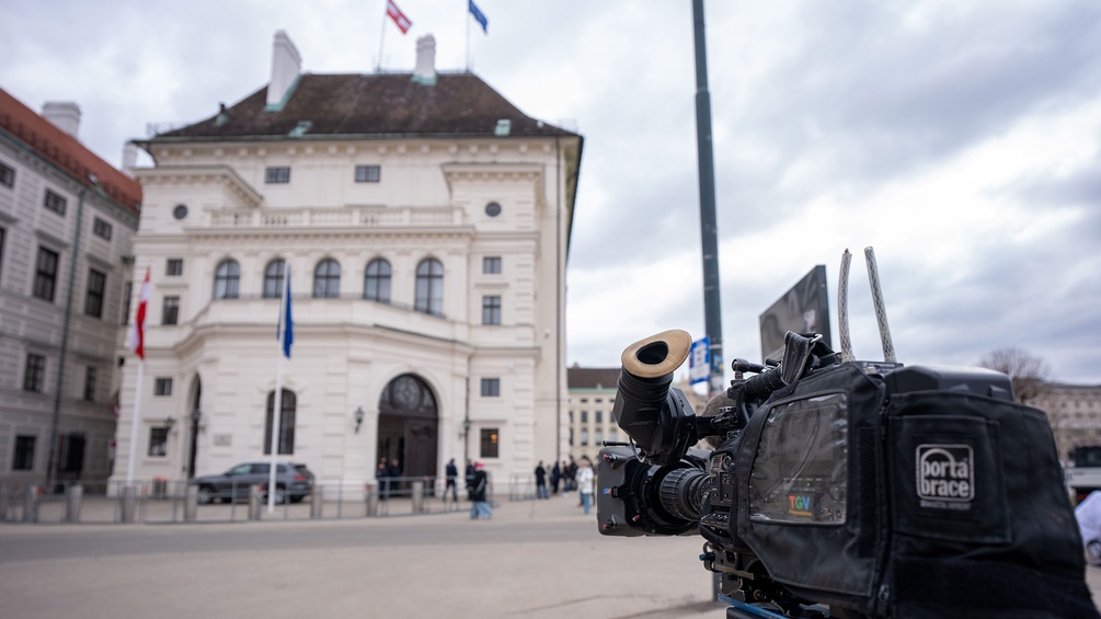 Kamera vor der Präsidentschaftskanzlei der Wiener Hofburg