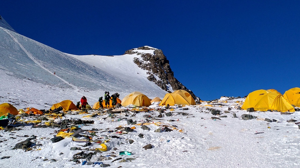 Zeltlager von Bergsteigern im Himalayagebiet