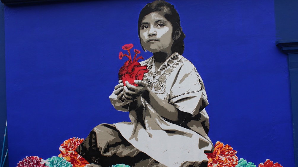 Ein Graffiti eines Mädchens mit einem Herz in der Hand