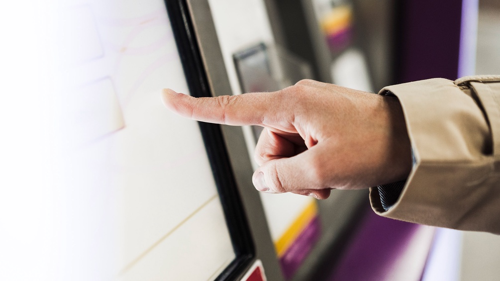 Männerfinger auf einem Touchscreen