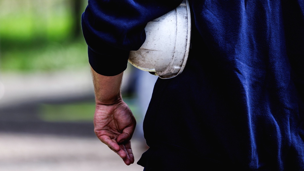 Schichtarbeiter: Mann mit Schutzhelm