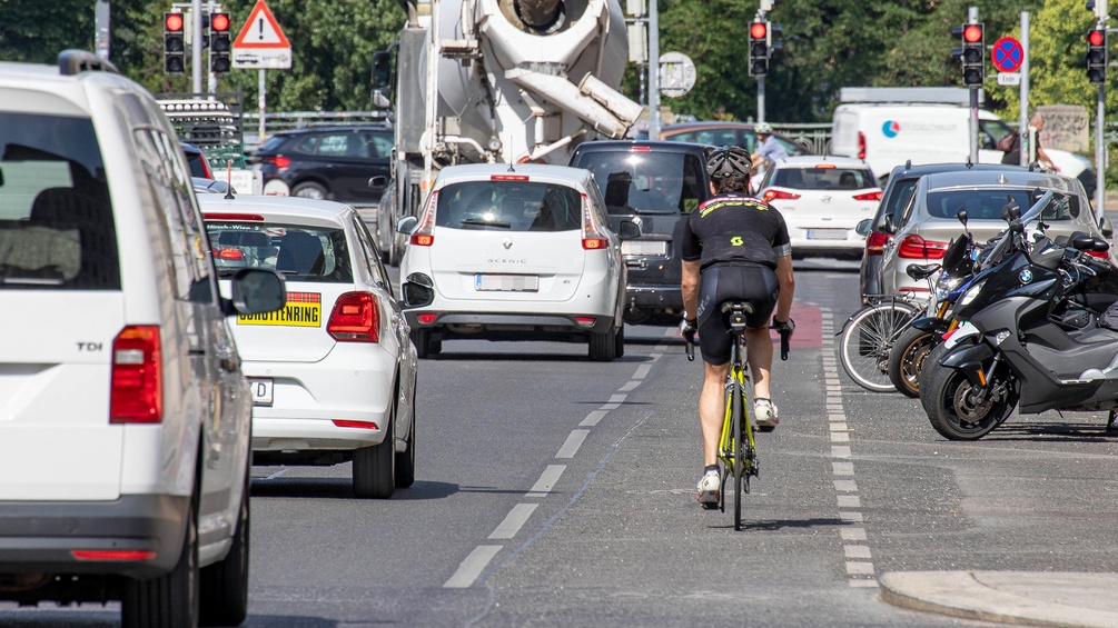 PICTUREDESK.COM/TOBIAS STEINMAURER Fahrradfahrer und Autos in Wien