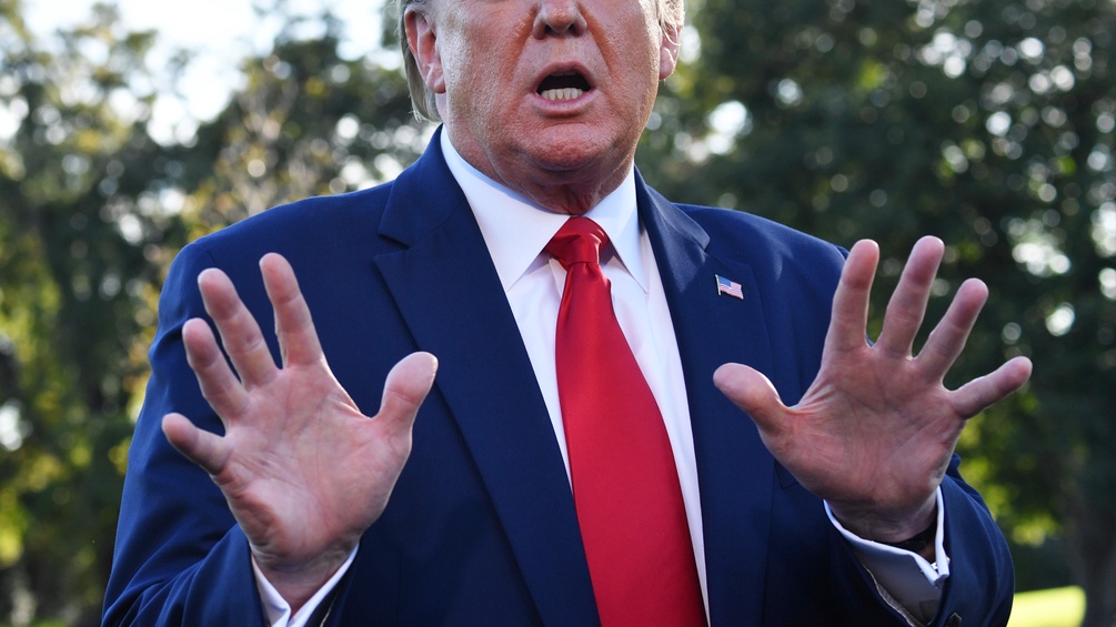 Donald Trump hält seine Handflächen schützend vor sich