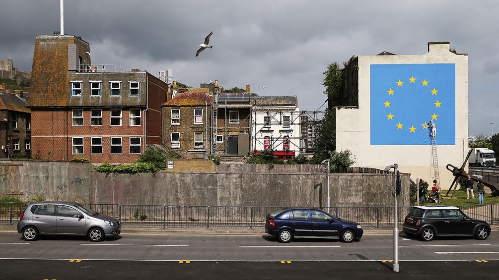 Straßenzug in Dover, Kunstwerk von Banksy