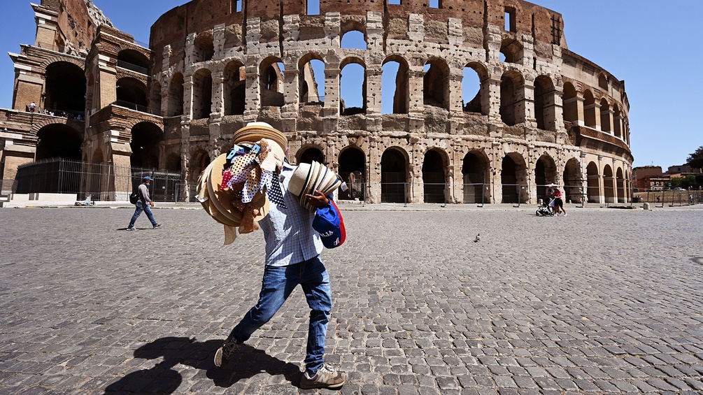 Hutverkäufer vor dem Kolosseum in Italien