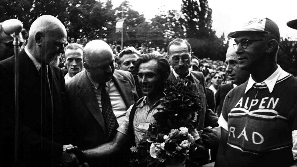 Bundespräsident Körner gratuliert Richard Menapace zum Sieg der Österreich-Radrundfahrt, 1949