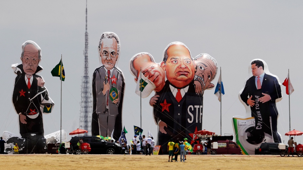 Aufgeblasene Puppen der auf Korruption angeklagten Politiker in Brasilien