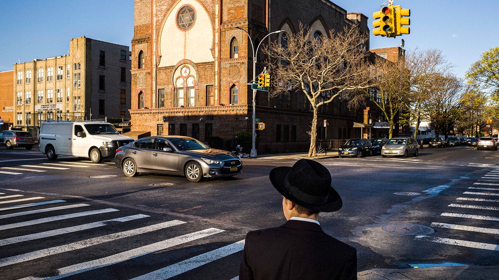Jüdischer junger Mann an einer Kreuzung in New York