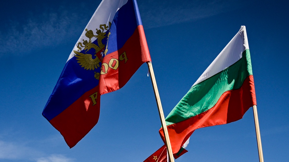 Russische und Bulgarische Flagge.