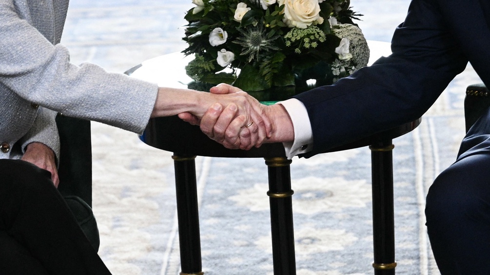 APA/AFP/BRENDAN SMIALOWSKI Händeschütteln zwischen Ursula von der Leyen und Donald Trump