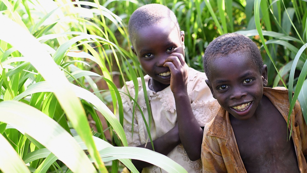 Zwei Kinder in Burundi im Feld
