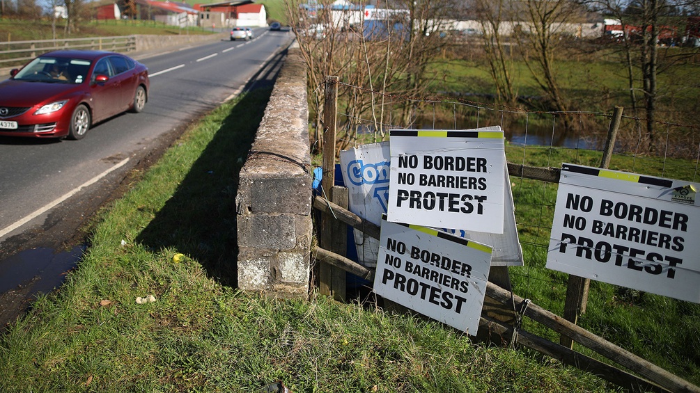 Protestplakate an der irischen Grenze