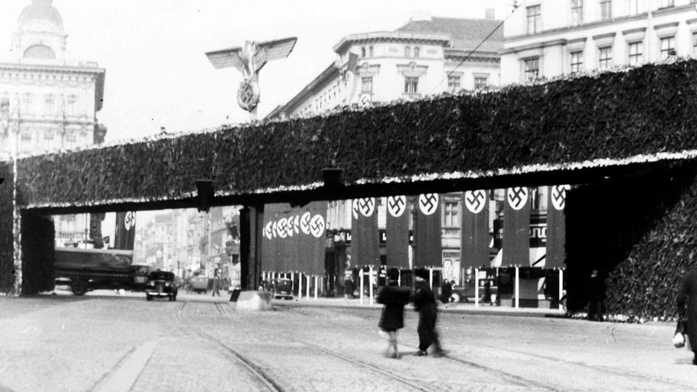 Nazi Flaggen hängen an den Strassen in Wien