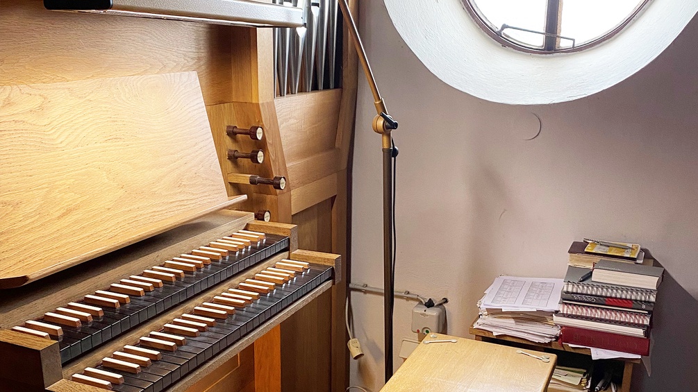 Eine Orgel und ein Stapel Bücher.