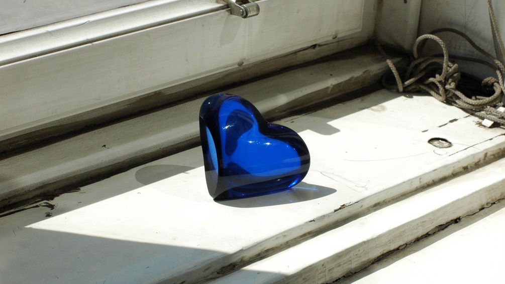 ORF/URSULA HUMMEL-BERGER Ein blaues Glasherz liegt auf dem Fensterbrett