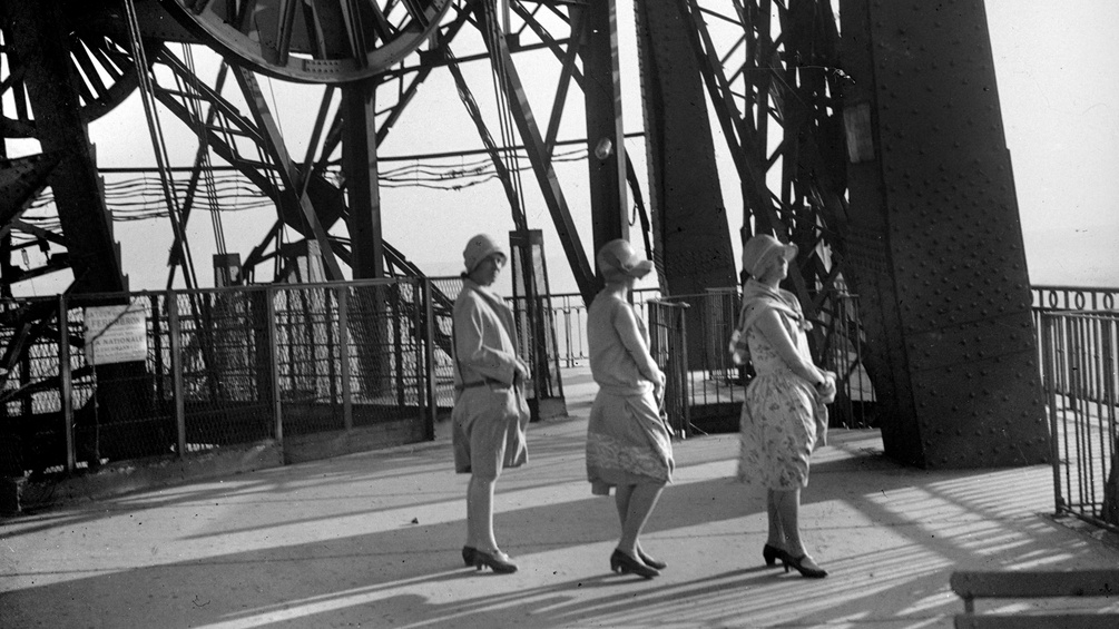 Frauen am Eiffelturm um 1920.