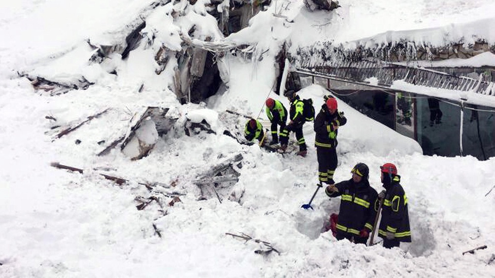 Feuerwehr in Italien sucht nach Überlebenden, Lawine