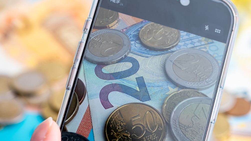 Geld auf dem Handy-Bildschirm