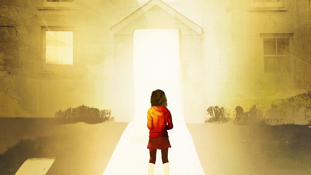 Mädchen steht vor einer leuchtenden Türe, die offen ist.