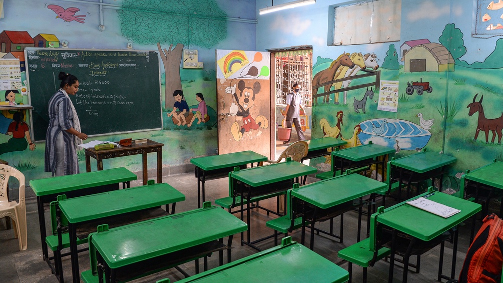 Eine Lehrerin in ihrem Klassenraum in Indien.