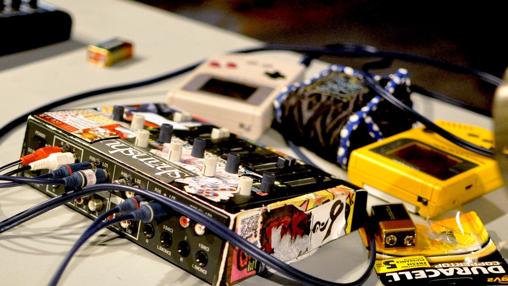 Chiptune, Mixer und alte Game Boys