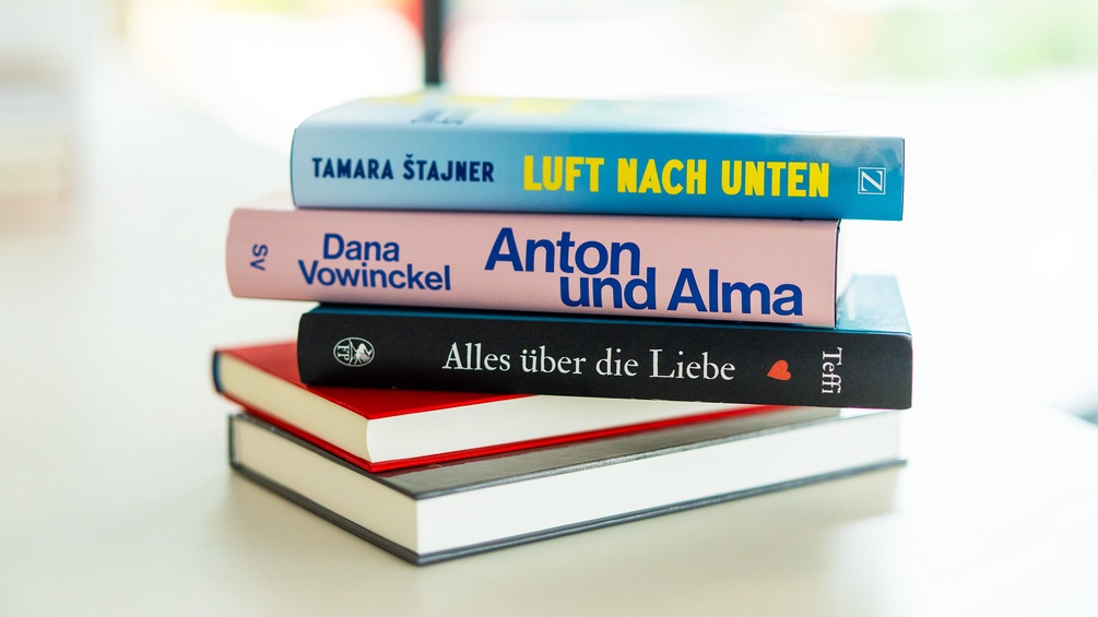 Bücherstapel für eine Ex-Libris-Ausgabe: Luft nach unten, Anton und Alma, Alles über die Liebe