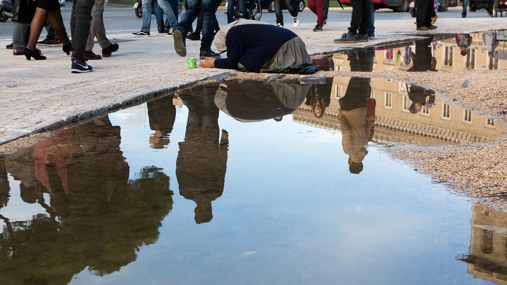 Bettlerin in Italien, Wasserspiegelung