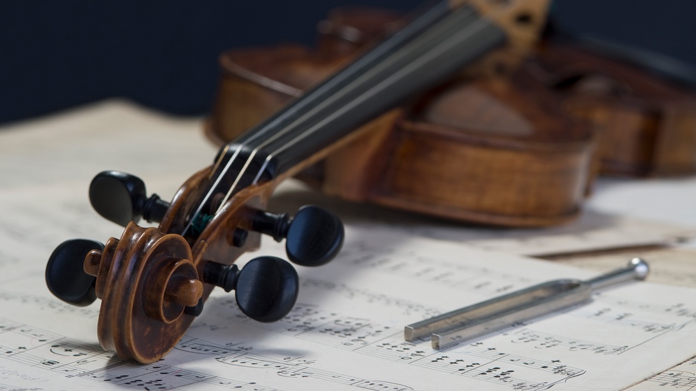 Violine mit Stimmgabel
